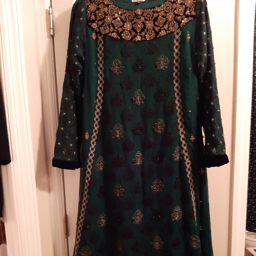 Middle Eastern dress and dupatta.